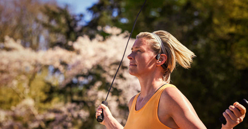 Ciclista usando auriculares de conducción ósea