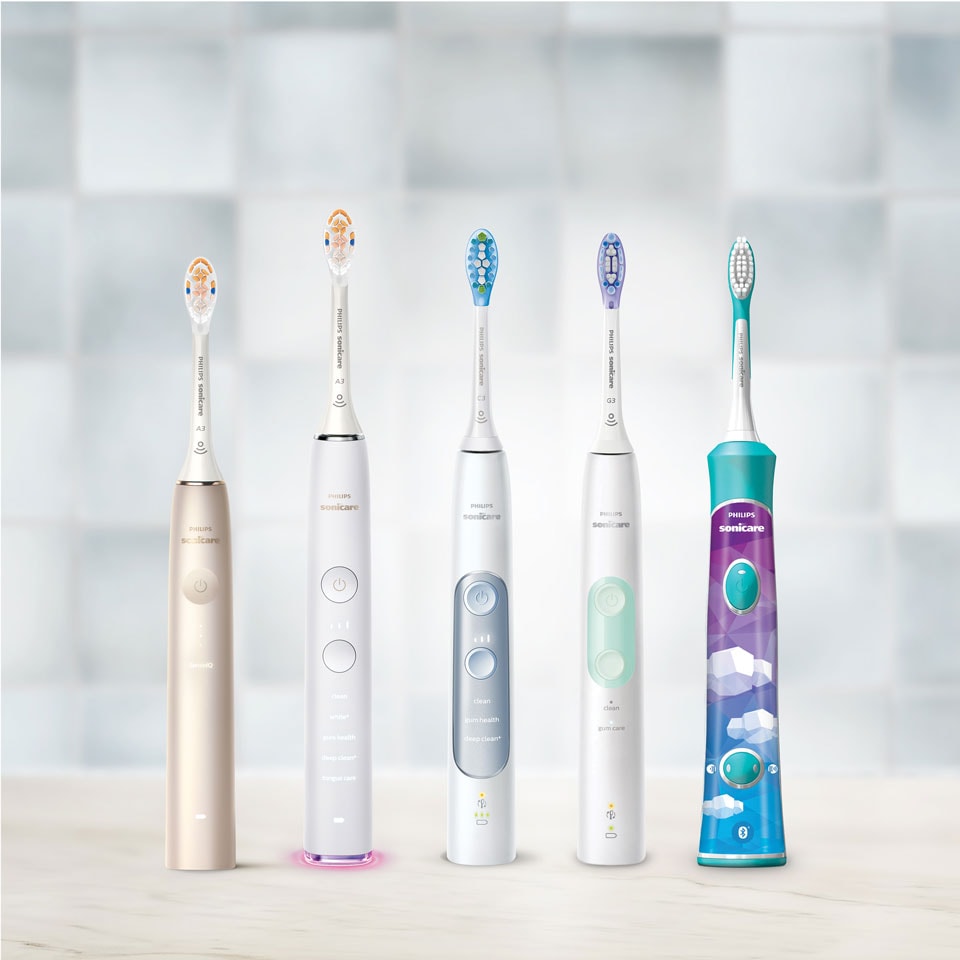 Cepillos dentales eléctricos Sonicare alineados en una superficie